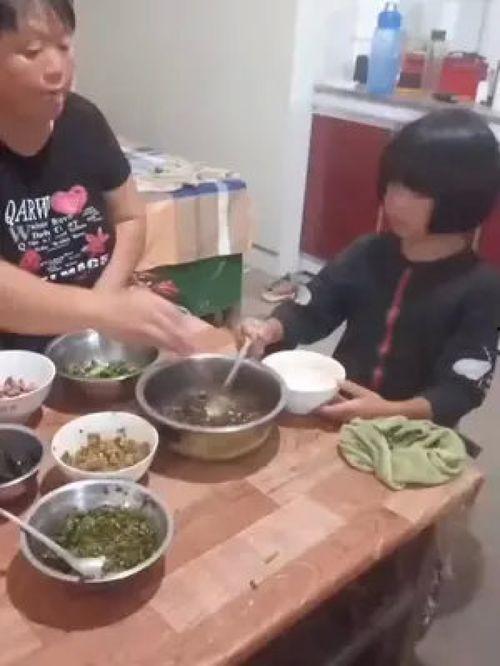 婆婆让六个月孙女吃瓜,六个月孙女吃瓜引发热议