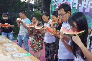 吃瓜群众围观吃瓜图片搞笑,笑料百出，网友直呼“太欢乐”