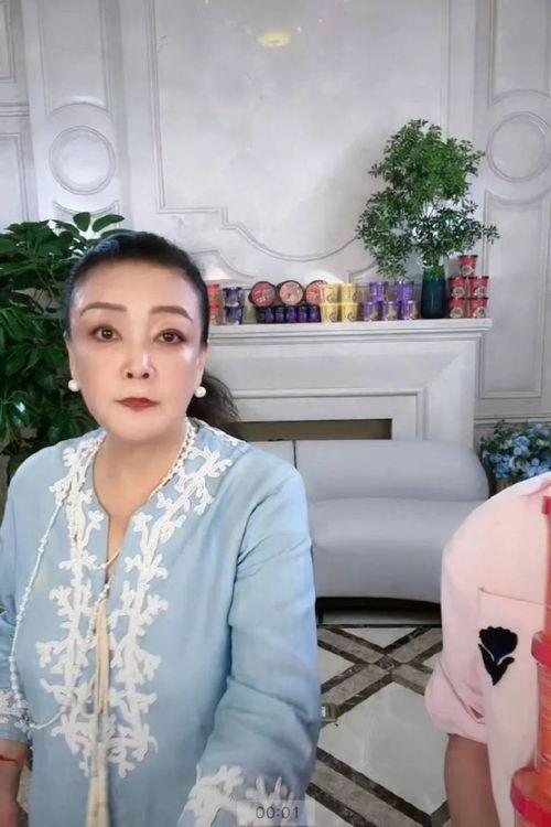 张兰直播吃哈密瓜,哈密瓜成焦点美食