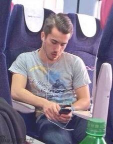 地铁健身帅哥吃瓜,引众人围观点赞